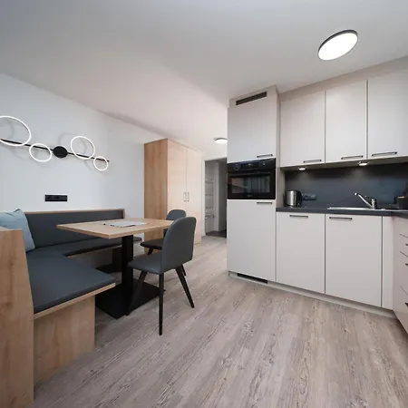 Garni Kristall 퀴타이